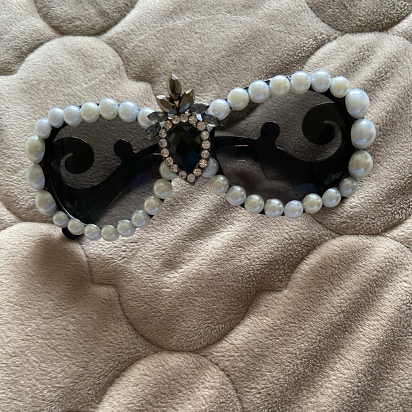 Accessories - Trendy Pearl Sunglasses